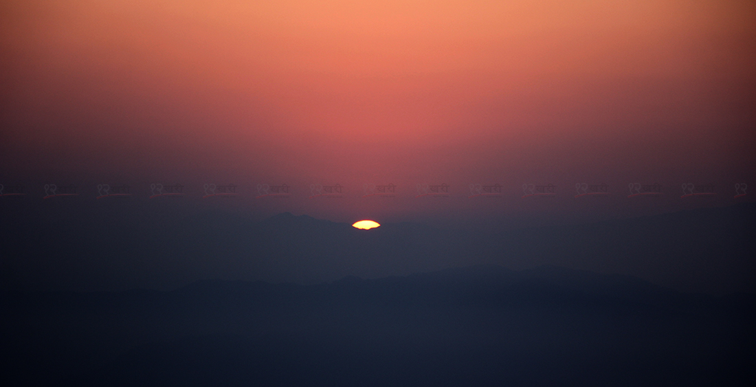 तस्बिरमा नगरकोटबाट देखिएको सूर्योदय
